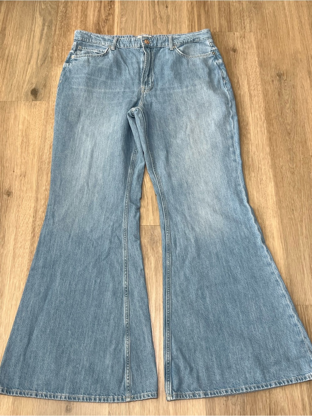 Free People We The Free light wash high rise flare jeans size 32